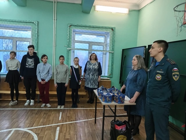 Инспектор МЧС напомнил детям и взрослым о правилах безопасности.