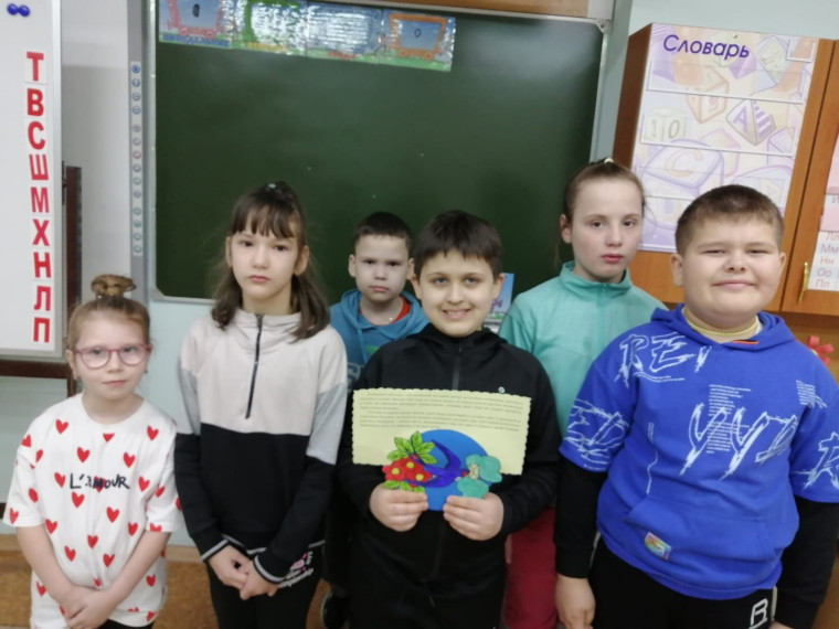 Ребята подготовили эмблему в память о снятии Блокады Ленинграда.