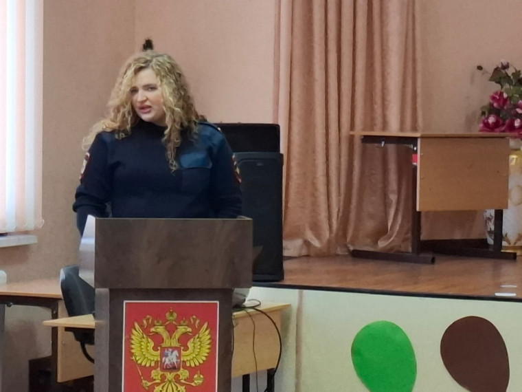 Инспектор ОДН дала разъяснения детям по теме экстремизма.