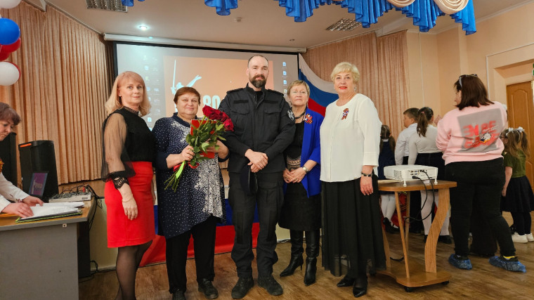 В школе поздравили старейшего работника.
